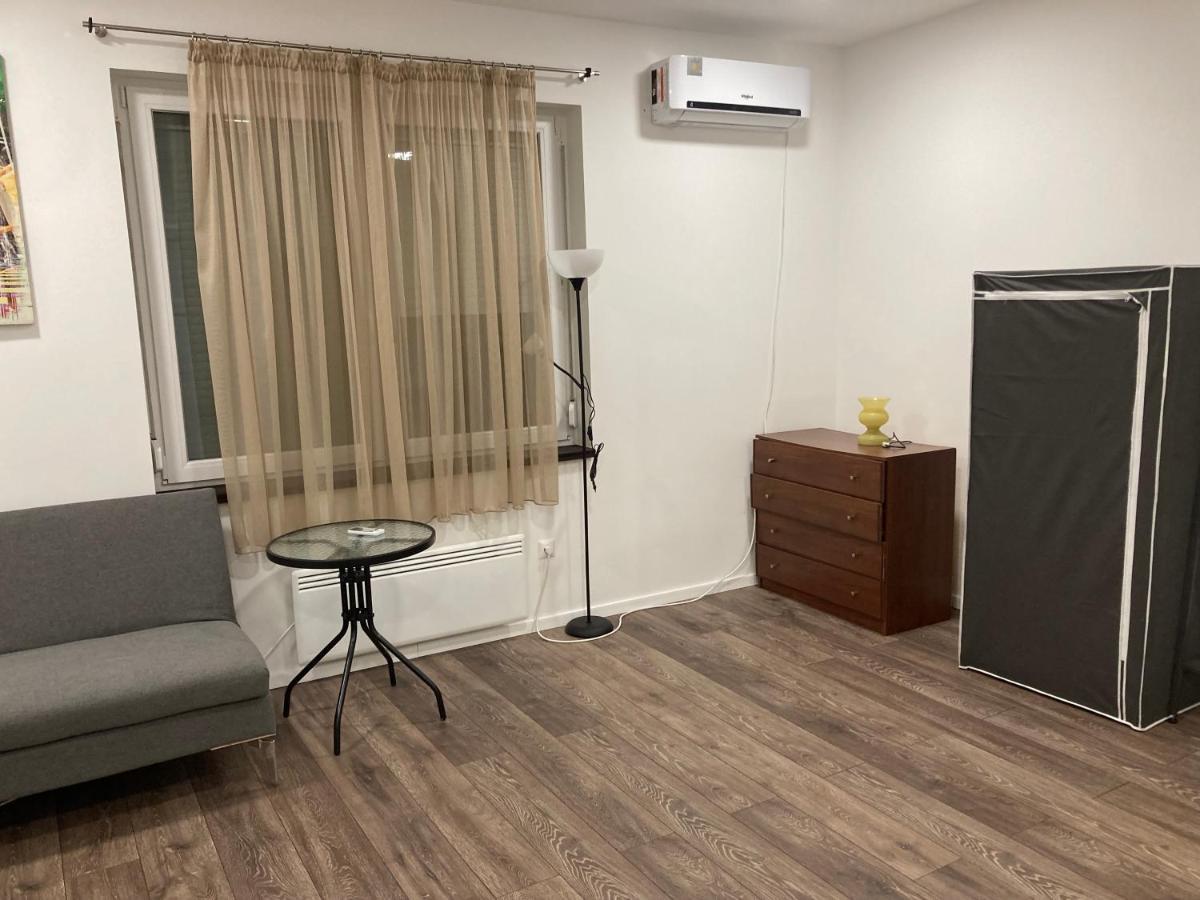 Apartment Roland Zuglo 2 *