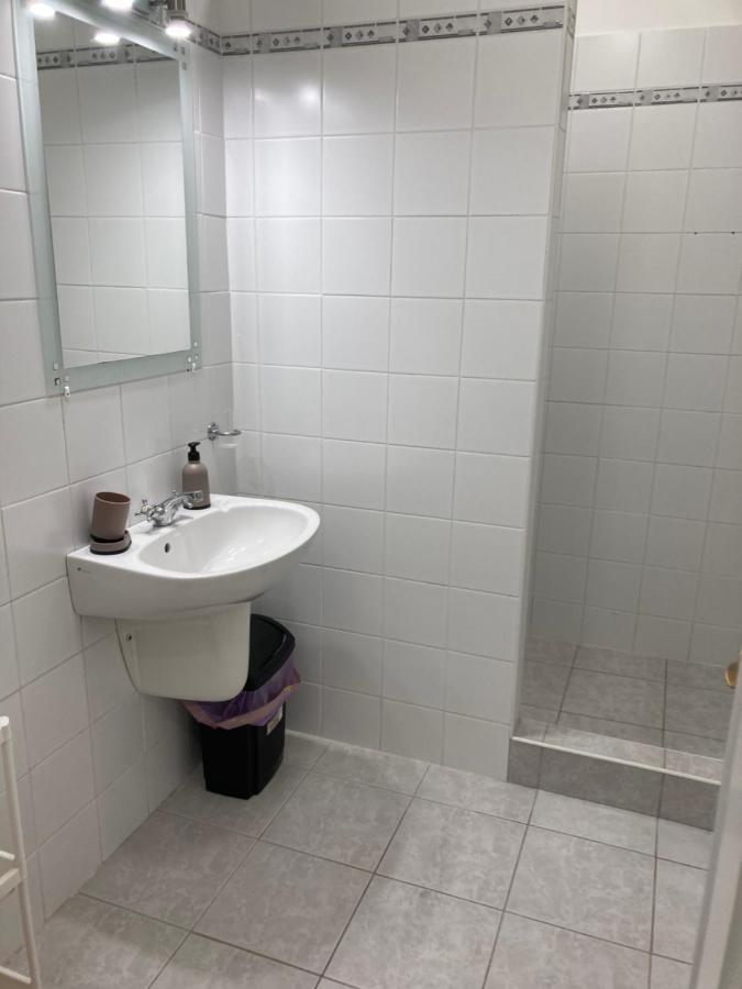 Apartment Roland Zuglo 2 *